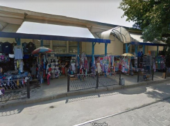 Логвиненко возмутила торговля майками и плавками на Соборной площади Ростова 