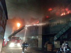 Спасатели потушили крупный пожар на складе в Ростове спустя шесть часов