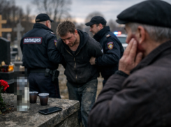 На кладбище под Ростовом во время поминок мужчина избил и ограбил собутыльника