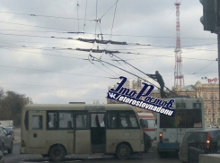 Находчивые водители троллейбусов в Ростове изобрели способ объезда ДТП