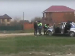 Автомобиль полиции перевернулся в кювет во время погони за нарушителем в Ростове и попал на видео 