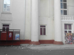 Прохожие в ужасе разбегались от падающих с Дворца культуры бетонных глыб в Ростовской области 