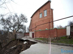 В Ростове из-за обвала земляной насыпи дома оказались под угрозой обрушения 