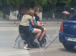 «Крепкую дружбу» на скутере показали трое молодых экстремалов в Ростове