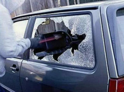 Поссорившийся с новым приятелем мужчина разбомбил металлической трубой его автомобиль под Ростовом