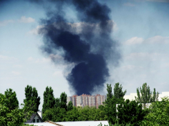 Покрышки на площади 100 квадратных метров загорелись в Ростове