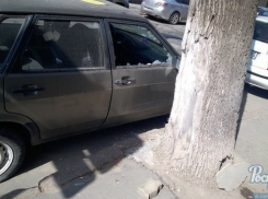 В центре Ростова ночью неизвестные разбили окна в десятке автомобилей