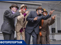«Сюжет для каждого свой»: в Ростове состоялась премьера спектакля уличного театра Ларамбла «Светлячки»