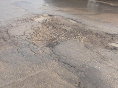 На отремонтированном мосту Малиновского зияет новая яма 