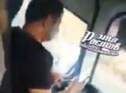 Играющий с телефоном за рулем водитель автобуса средней вместимости рассердил ростовчан на видео