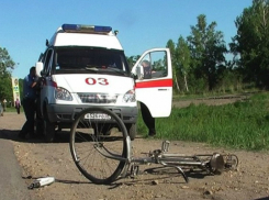 Выскочившая на встречку велосипедистка погибла под колесами легковушки на трассе Ростовской области