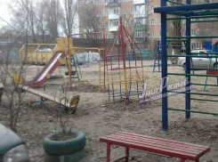 Дышать ароматами помоев и свежего пива приходится ребятишкам на детской площадке Ростова