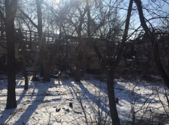 Множественные свалки мусора обнаружили у полуразрушенного здания в Ростове