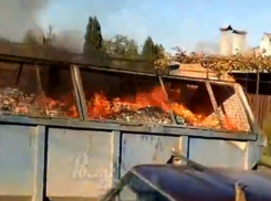 Мусорный жбан вспыхнул прямо на мусоровозе в Ростове