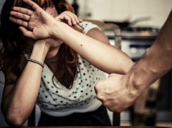 Категоричный отказ выпить водку с соседом обернулся для девушки сломанным носом в Ростове