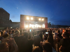 «Обещали вызвать Росгвардию и МЧС»: организаторы концертов на крыше в Ростове рассказали о том, как им запретили их проводить