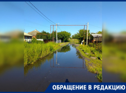 В поселке Артем Ростовской области из-за порыва сети водоснабжения одна из улиц превратилась в реку