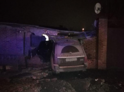 Припарковался: в Ростове элитный внедорожник снес забор частного дома 