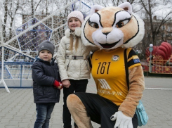 Львица Викки вызвала ажиотаж у ростовских девушек в парке Горького