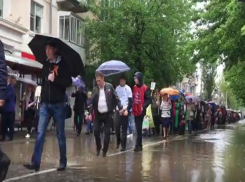 В Каменск-Шахтинске «Бессмертный полк» едва не утонул на залитых водой улицах