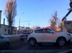 В Ростове-на-Дону иномарка «сбежала» от хозяйки и совершила ДТП. Видео