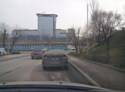 На улице Профсоюзной   третий день прямо на проезжей части припаркована машина 