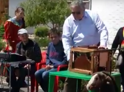 «Современный папа Карло» с шарманкой устроил телепортацию в детство и попал на видео в Ростове