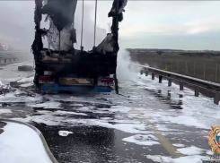 Грузовик сгорел на М-4 «Дон» под Ростовом и перекрыл часть трассы