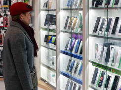 Продавец магазина со своим подельником развели на деньги покупателей в Ростове