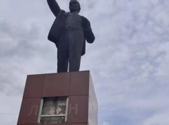 Вандалы разбили плитку на памятнике Ленину в парке Батайска