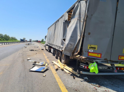 Пассажирский автобус столкнулся с грузовиком на трассе в Ростовской области