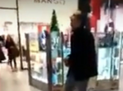«Очарованный музыкой» наркоман-потеряшка врос ногами в пол торгового центра Ростова и попал на видео
