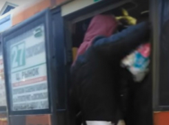 Вынужденные ехать на головах друг у друга пассажиры автобуса Ростова попали на видео