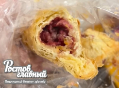 Ростовчанка нашла живых опарышей в сосиске в тесте