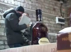 Контрафактными партиями коньяка и виски известных марок травили братья жителей Ростовской области