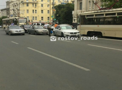 Лихой водитель немецкой иномарки спровоцировал огромную пробку в центре Ростова