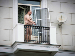 Следивший за Парадом Победы «свысока» обнаженный «дирижер» рассмешил жителей Ростова