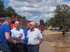 В горящем ТЦ в Новошахтинске помимо спасателя погибла женщина