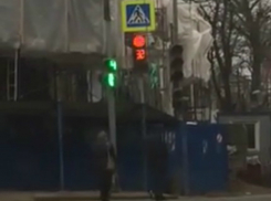 «Взбесившийся светофор» в Ростове горожане сняли на видео и высмеяли