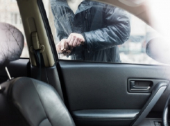 Автомойщик угнал автомобиль и врезался в столб в Ростовской области