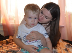 В Ростовской области банк выгоняет на улицу беременную мать и сына 