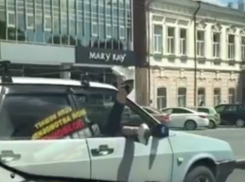 Потные ноги невидимой красотки в окне автомобиля попали на видео