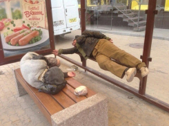 В Ростове парочка винтажных голубков тестировала остановочное, любовное ложе