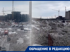 В Ростове горы грязного снега перекрыли жителям Александровки доступ к остановке