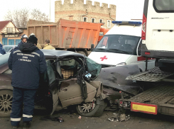 Пассажирка «десятки» серьезно пострадала в тройной аварии на улице Ростова