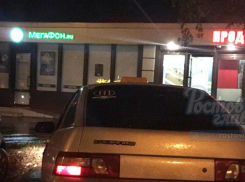 Неадекватный водитель отечественного автомобиля ездил по бордюрам в Ростове