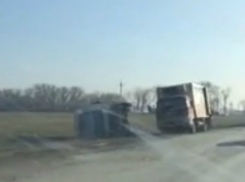 Уснувший за рулем водитель перевернул фуру с мясом на обочину под Ростовом и попал на видео