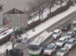 Массовое ДТП и большую пробку в Ростове устроил проехавший на красный свет «Мерседес»