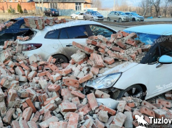 В Новочеркасске старый кирпичный забор обрушился на девять автомобилей