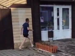 Безрассудного полуголого мужчину на морозной улице Ростова поймали на видео 